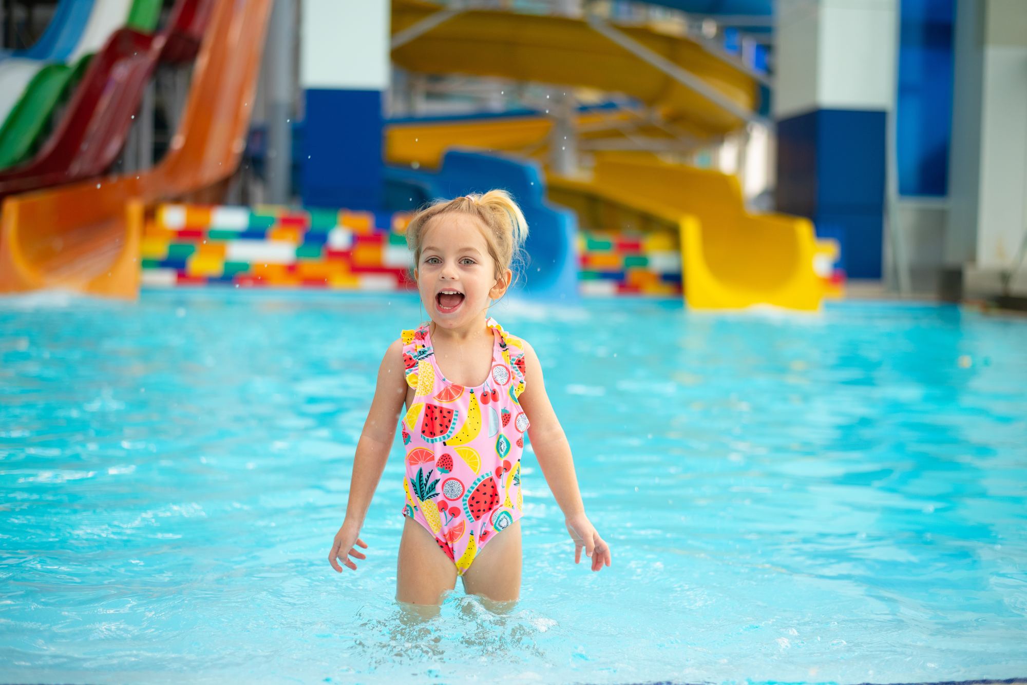 Enfant s'amuse au parc aquatique